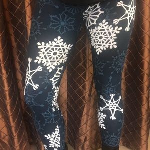 Buttery Soft Christmas Snowflake Leggings One Size